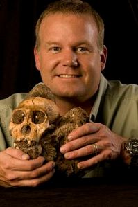 220px-Lee_Berger_and_the_Cranium_of_Australopithecus_sediba_MH1