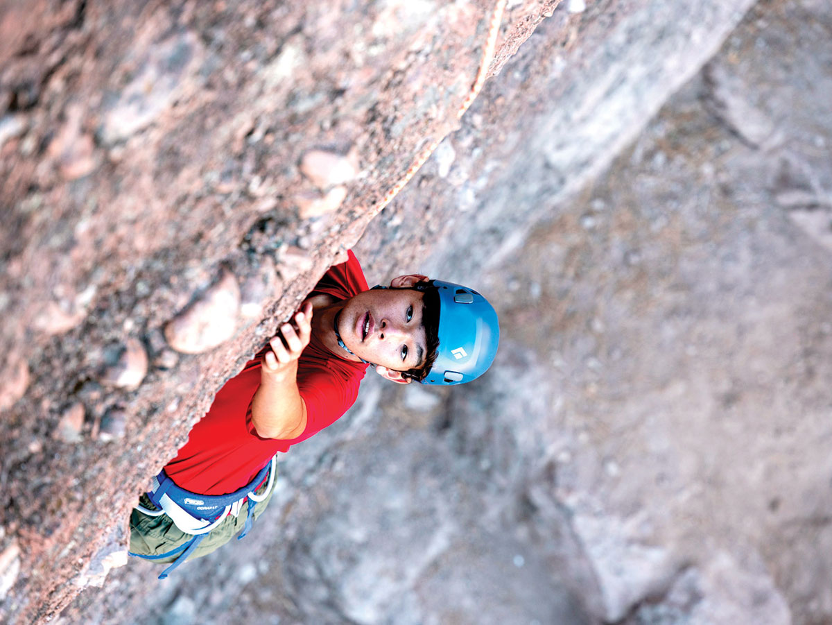 escalada ao ar livre no parque nacional pinnacles, na califórnia