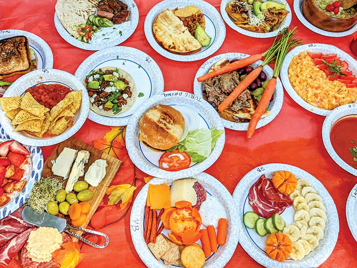 amostra de refeições de escoteiros cozinhando ao ar livre em uma mesa