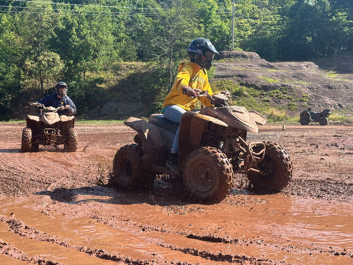 Scout mengendarai ATV di Goose Pond Scout Reservation di Pennsylvania