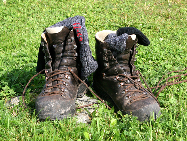 How to fix smelly hiking boots