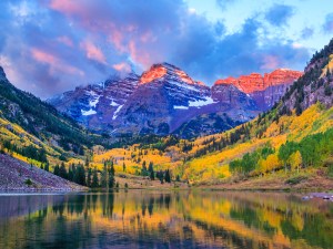 autumn colors at Maroon Bells and Lake