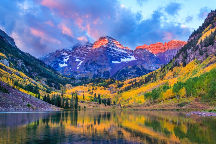 autumn colors at Maroon Bells and Lake