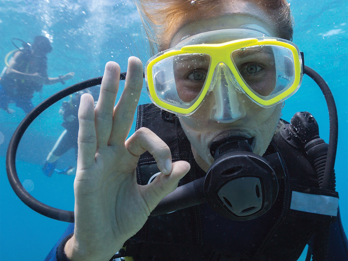 How to Communicate Underwater When Scuba Diving