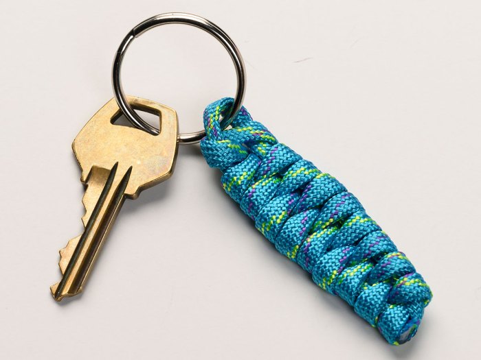 completed paracord keychain